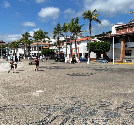 Pregunta Ayuntamiento a vallartenses si quieren autos en el malecón