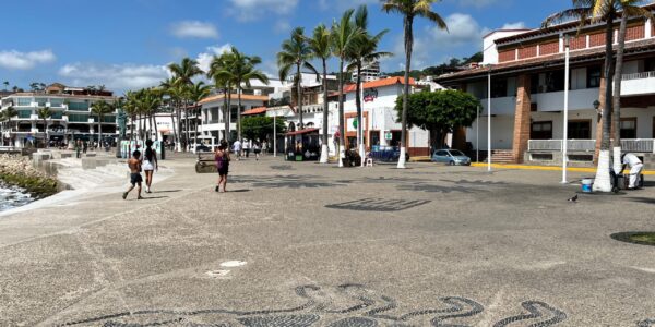 Pregunta Ayuntamiento a vallartenses si quieren autos en el malecón