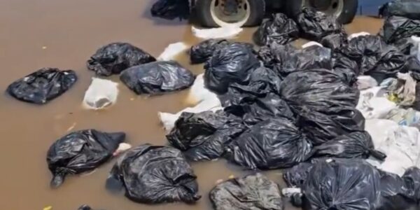 Gobierno de Cabo Corrientes contamina río de Boca de Tomatlán con su basura