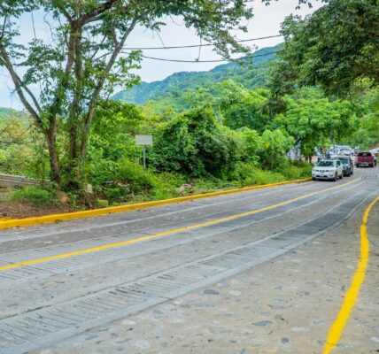Inauguran empedrado de Camino al Jorullo