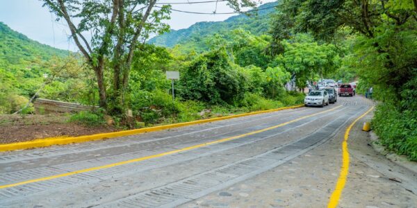 Inauguran empedrado de Camino al Jorullo