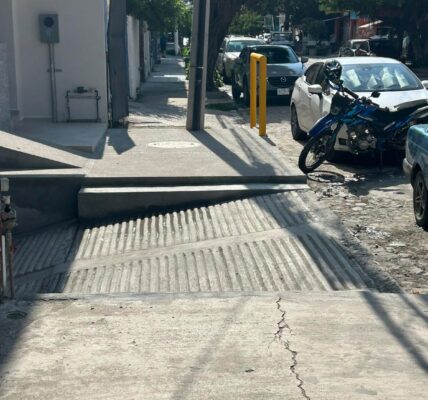 Elimina edificio banqueta y coloca rampa; no está permitido