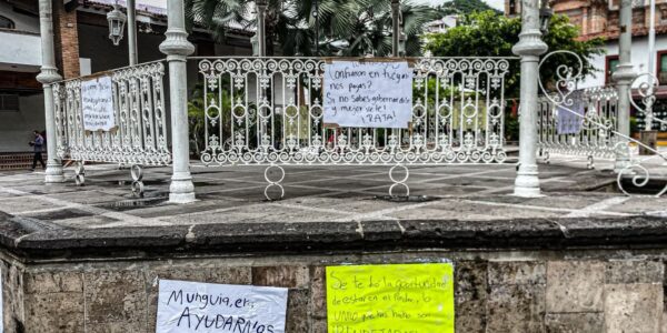 Colocan pancartas contra el alcalde y regidores en la plaza de Armas