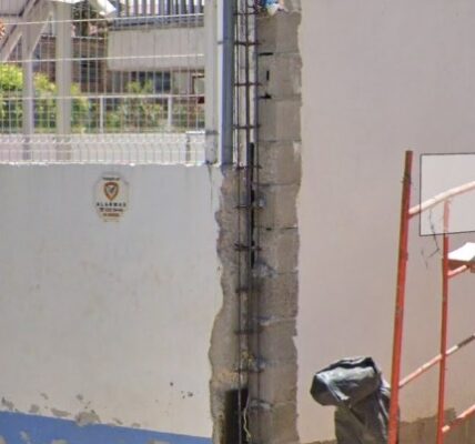 Daña construcción barda de escuela e invade calle con material; Ayuntamiento ignora reportes Daña construcción barda de escuela e invade calle con material; Ayuntamiento ignora reportes