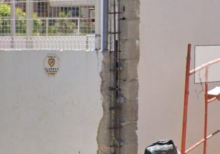 Daña construcción barda de escuela e invade calle con material; Ayuntamiento ignora reportes