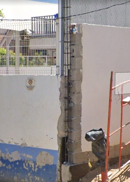 Daña construcción barda de escuela e invade calle con material; Ayuntamiento ignora reportes