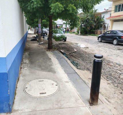Contructora quita materiales que estorbaban la calle de primaria en Versalles