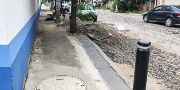 Contructora quita materiales que estorbaban la calle de primaria en Versalles