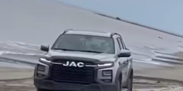 Graban anuncio de auto en zona de anidación de tortugas en Puerto Vallarta 