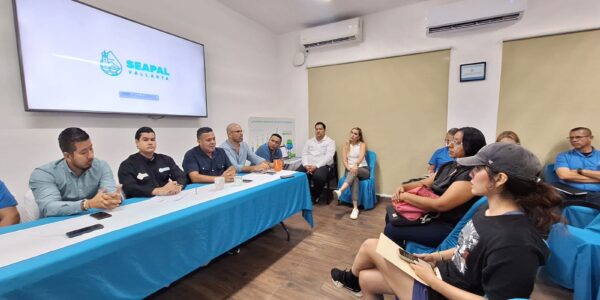 Entrega manifestante pliego petitorio a Seapal; prometen en septiembre estabilizar el servicio del agua