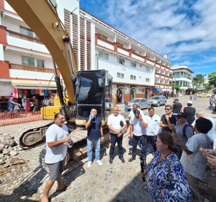 Bloqueado el Centro de Puerto Vallarta; vecinos, locatarios y taxistas pararon obra