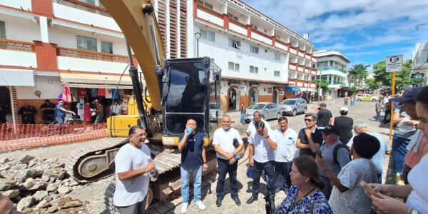 Bloqueado el Centro de Puerto Vallarta; vecinos, locatarios y taxistas pararon obra