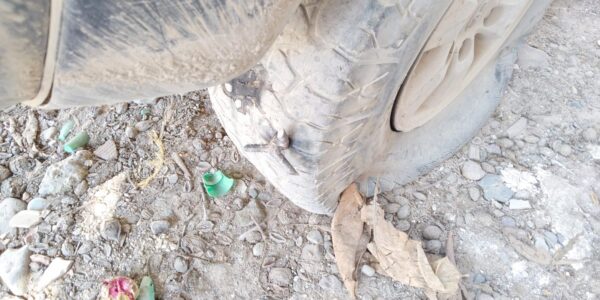 Avientan «ponchallantas» en la carretera a Las Palmas; camioneta afectada