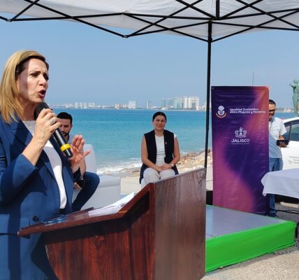 Entregan 5 patrullas y 10 pulsos de vida a Puerto Vallarta