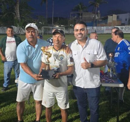 Ra Aguilar premia a campeones de la Liga Platino en Ixtapa
