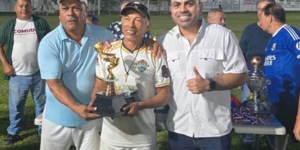 Ra Aguilar premia a campeones de la Liga Platino en Ixtapa