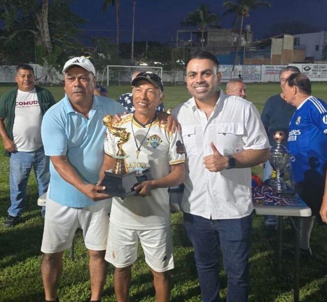 Ra Aguilar premia a campeones de la Liga Platino en Ixtapa