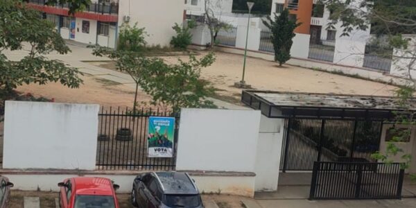 Cerrarán padres de familia primaria de Ecoterra por inasistencia recurrente de su directora