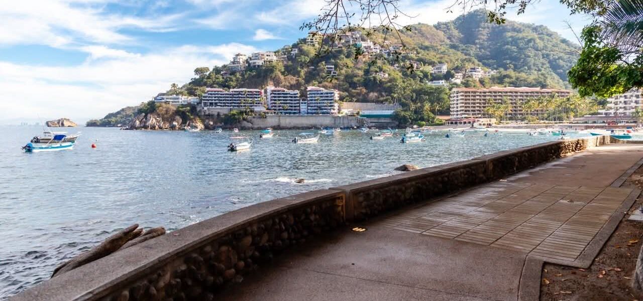 Supervisa SIOP avance del muelle de Mismaloya, con andador peatonal