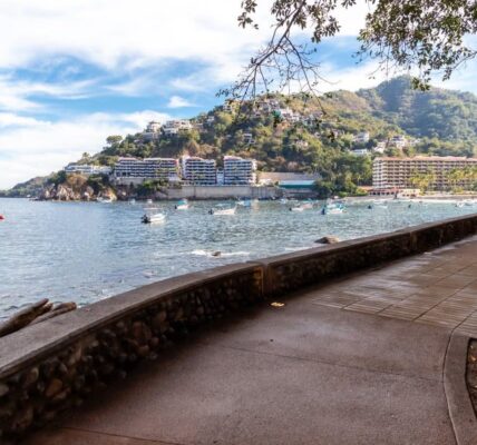 Supervisa SIOP avance del muelle de Mismaloya, con andador peatonal