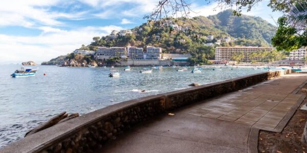 Supervisa SIOP avance del muelle de Mismaloya, con andador peatonal