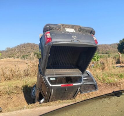Vuelca camioneta del Ayuntamiento de Bahía de Banderas tras festejos en Valle; reportan tres lesionados