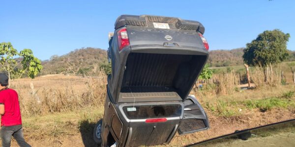 Vuelca camioneta del Ayuntamiento de Bahía de Banderas tras festejos en Valle; reportan tres lesionados