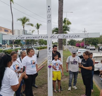 Colocan cruz en memoria de Clarisa, en donde ocurrió el accidente