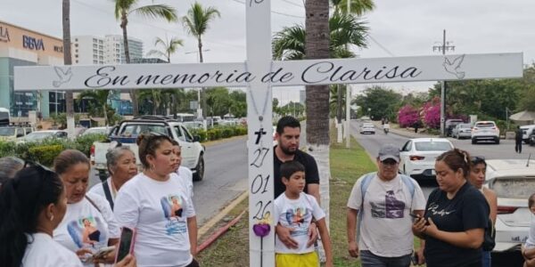 Colocan cruz en memoria de Clarisa, en donde ocurrió el accidente