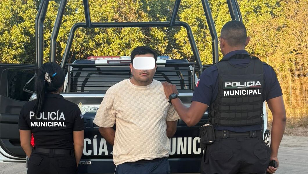 Policías detiene a hombre armado durante operativo en playas Policías detiene a hombre armado durante operativo en playas