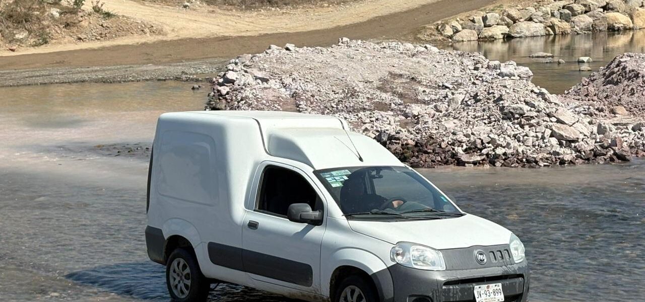 Continúa Obra Públicas colocando tubos en camino alterno en La Desembocada Continúa Obra Públicas colocando tubos en camino alterno en La Desembocada