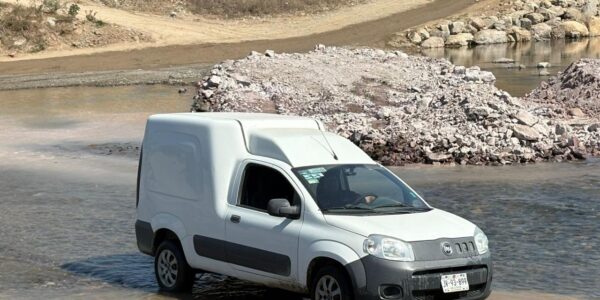 Continúa Obra Públicas colocando tubos en camino alterno en La Desembocada Continúa Obra Públicas colocando tubos en camino alterno en La Desembocada