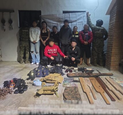 Detiene Marina 8 personas y asegura armamento y equipo táctico