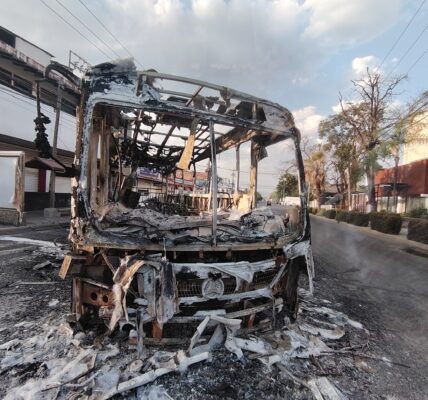 Ordena Gobernador retiro de vehículos incendiados máximo en esta madrugada