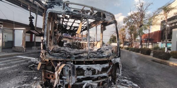 Ordena Gobernador retiro de vehículos incendiados máximo en esta madrugada