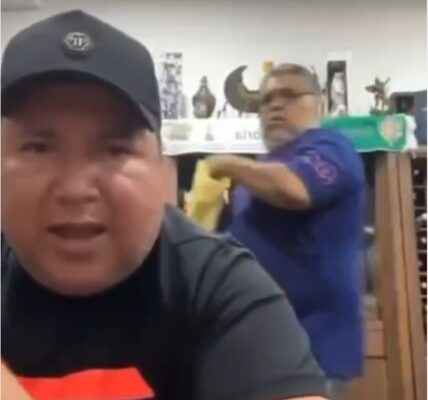 Cesan a funcionario de Bahía tras video donde entrega dinero a persona señalada por la OFAC