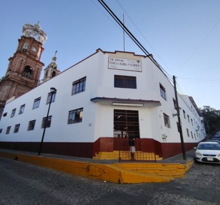 Vuelven a clases niñas de la primaria Teresa Barba; siguen acordonado