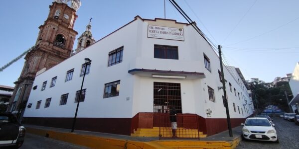 Vuelven a clases niñas de la primaria Teresa Barba; siguen acordonado