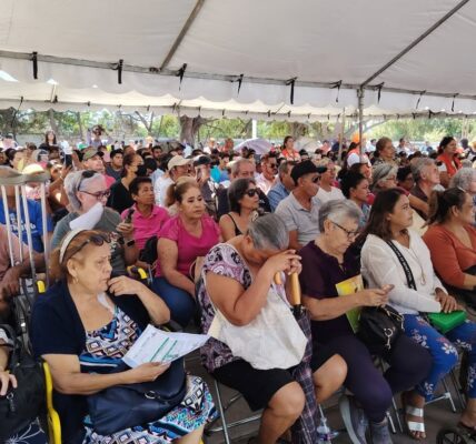 Entregan 667 cheques a damnificados de inundaciones del 12 de octubre 