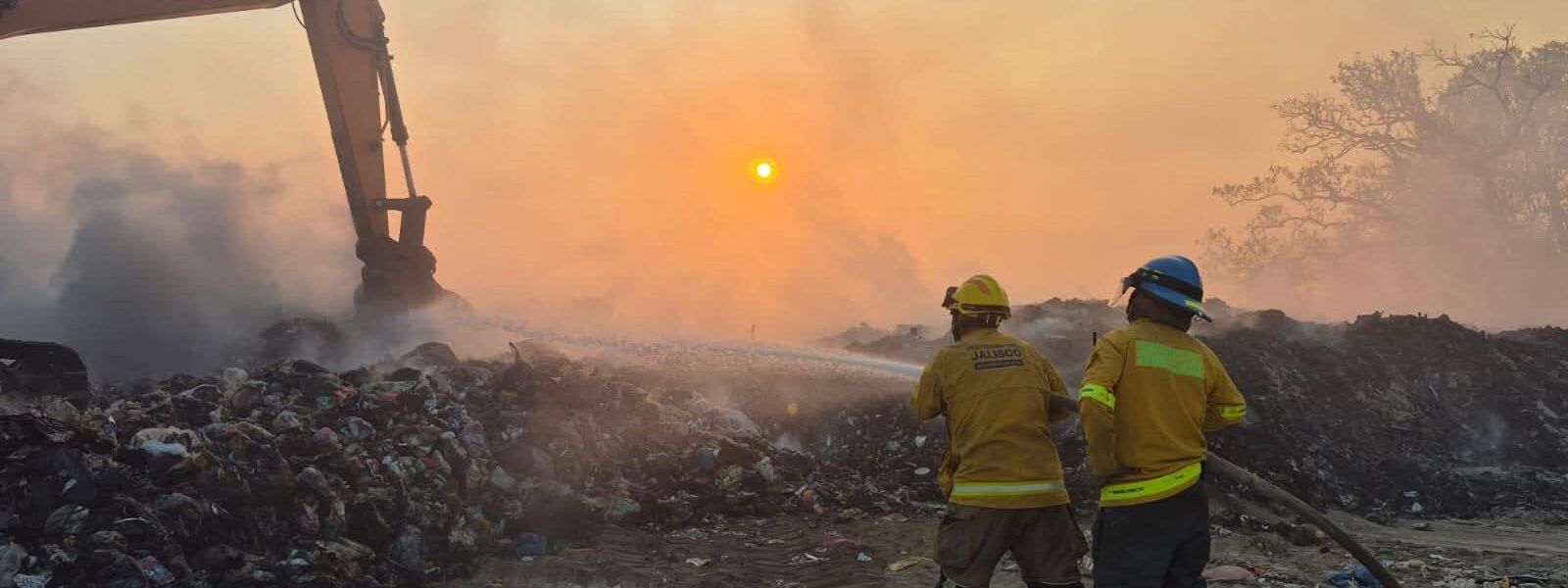 Incendio en vertedero de Cabo Corrientes extinto en un 60%