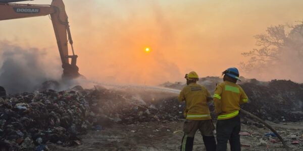 Incendio en vertedero de Cabo Corrientes extinto en un 60%