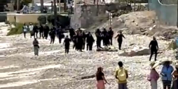 Envían policías este domingo a Playa Las Cocinas previo a manifestación de mañana lunes