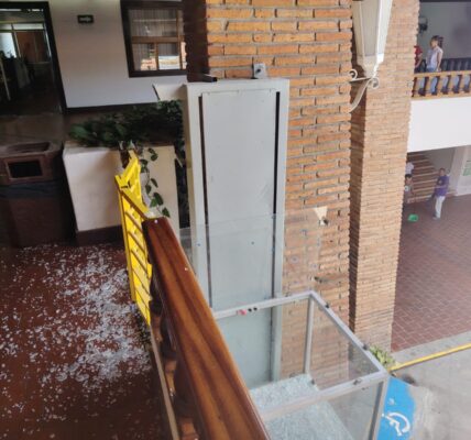 Se desploma elevador para personas con discapacidad en la presidencia municipal