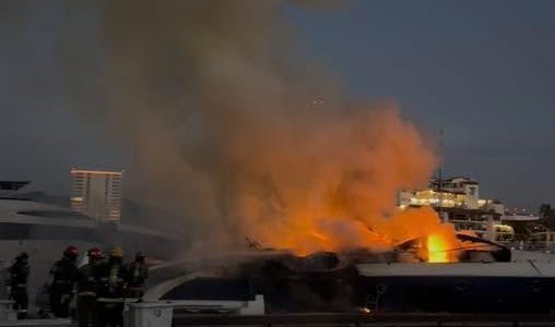 Incendio consume embarcación en Marina Vallarta; fallaron hidrantes del muelle