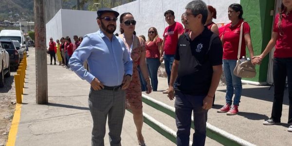 Se levanta manifestación de maestros en secundaria ETI 3 y vuelven a clases; separan a directora