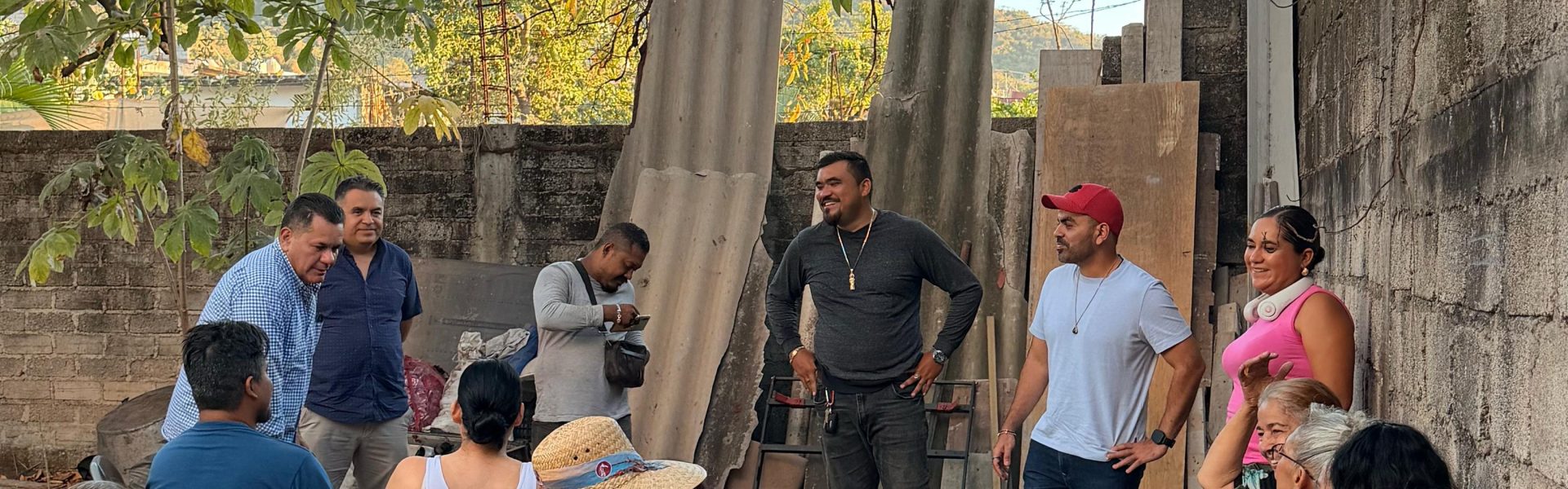 Ra Aguilar dialogó con vecinos de la colonia Jardines