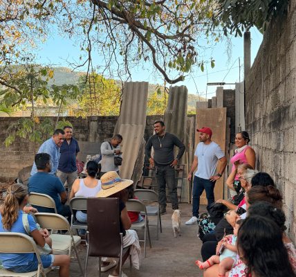 Ra Aguilar dialogó con vecinos de la colonia Jardines Ra Aguilar dialogó con vecinos de la colonia Jardines