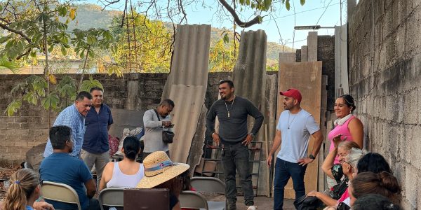 Ra Aguilar dialogó con vecinos de la colonia Jardines