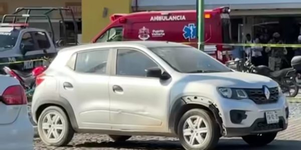 Encuentran 2 personas sin vida al interior de vehículo en plaza caracol Encuentran 2 personas sin vida al interior de vehículo en plaza caracol
