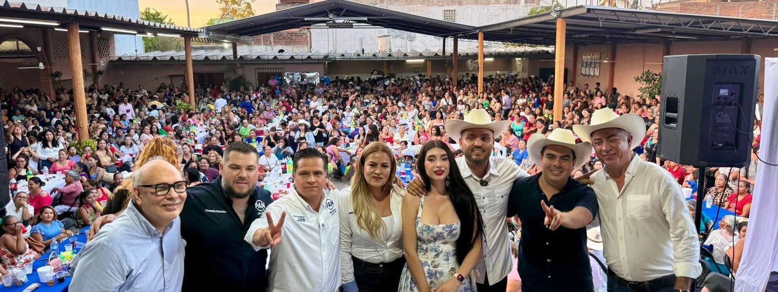 Se hinca ante las madres vallartenses: Juan Ignacio Calderón encabeza masivo festejo Se hinca ante las madres vallartenses: Juan Ignacio Calderón encabeza masivo festejo